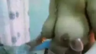 فتاة عربية تتدلى بفوضى مع قذف كبير على وجهها ونكاح ثدييها