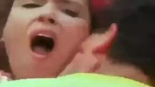 لوسي النارية تتعرض للضرب بقوة: عصر أثداء وجماع في السقيفة