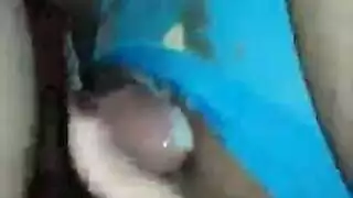 ينقع بنطالها الرطب بحمولة مني سميكة