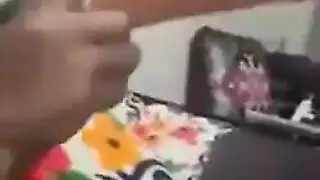 تملأ فرجها الجائع بالخضار في هذا المشهد الصريح