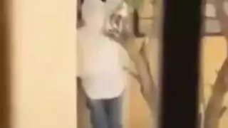 فتاة جزائرية مثيرة في حجاب تأخذ زبالة في الخارج