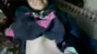 جلسة جنس عنيفة في الحظيرة مع نساء ممتلئات