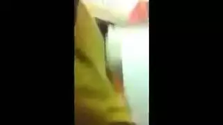عاهرة تنيكها رجل عاري مخمور في الحمام