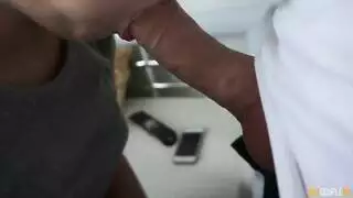 أخصائية الابتلاع تأخذ قضيبًا سميكًا إلى حلقها