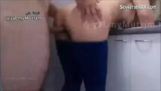 ربة منزل ممتلئة الجسم تحتاج للمساعدة، الابن الزوجي يمارس الجنس معها بشراسة