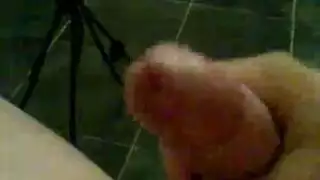 الاستمناء من صاحب الزب الضخم و هو يدلك زبه حتى يقذف