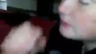 ملكة المص بشفاه نارية تجعله يقذف بقوة