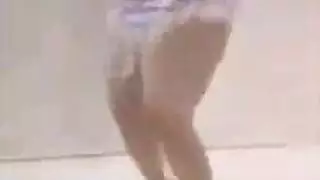 عاهرة مخدرة تتحرش وترقص من أجل انتصاب رجلها