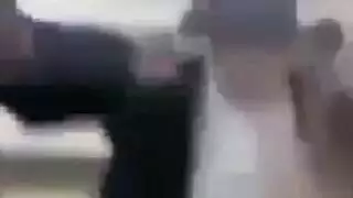 عاهرة متزوجة تمارس جنسًا صعبًا على الأرض مع جارها الشاب