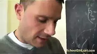 الأستاذ يهيمن على التلميذة الصغيرة