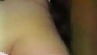 زوجان بين الأعراق ساخنان: اختراق عميق وإنهاء كريمي