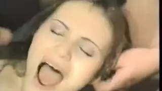 فتاة جميلة تأخذ قضيباً صلباً كبيراً في حلقها وتشرب الحمولة