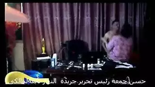 مديرة مصرية تفتح ساقيها على مكتب العمل