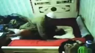 لقطات سرية: الأب يمارس الجنس مع زوجة ابنه المحجبة في مشهد إباحي
