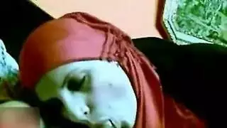 عاهرة محجبة تشتعل رغبة تنفرش لجماع صارم وتمص قضيب