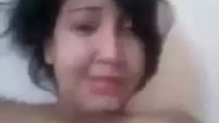 تلبّي طلبه: فتاة مغربية تداعب كسها الرطب بأصابعها