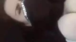 منقبة نار تقلع عبايتها و تتعرى بقميص نومها الأحمر و تتناك و تتبعبص