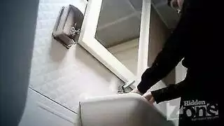 يلعب بكسها و يمص صوابع رجلها في البار