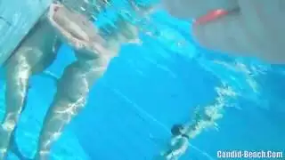 فقاعات وأنين: نيك قاسي تحت الماء لمراهقة أجنبية