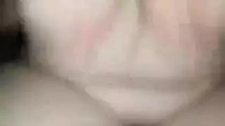 عاهرة بجسم مثير تُمسك بقسوة وتئن دع مهبلي يتنفس