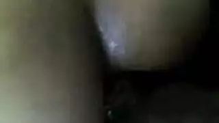 فتاة صغيرة تأخذ قضيب أسود كبير في مشهد إباحي صريح