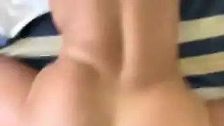 فم مليء بالقضيب لسان يستفز الرأس والكيس