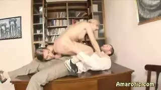 حبيبات الفصل يأخذن الأدوار على قضيب كبير