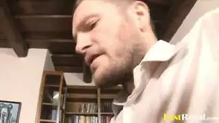 تريد كلتا المرأتين لعق أداته