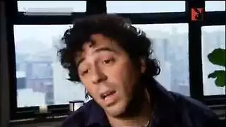 بتحك كيها على الارض