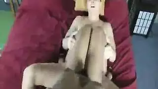 امرأة ناضجة تسيطر على رجل أصغر في مشهد إباحي ساخن في السرير