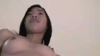 نيمفومانية ليبية تُوسع فتحاتها في أوgy إباحي