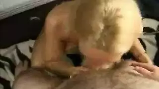 أفلام إباحية صريحة مع عامل بناء عضلي يضرب مهبلها الضيق