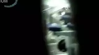 تتدفق الدموع وهي تأخذ قضيبًا ضخمًا بخشونة