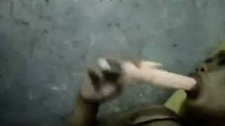 مراهقة تتعرض لتدمير فتحاتها الضيقة في فيلم إباحي قاسٍ