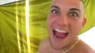 فارسة ممتلئة الصدر تستمتع بركوب عنيف على قضيب عملاق