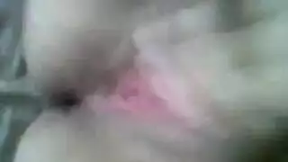 شرطية ترتدي الزي الرسمي تمتلئ خلال وقت الاستراحة