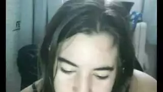 مراهقة ممتلئة الجسم تستمني كسها المبلول بعنف