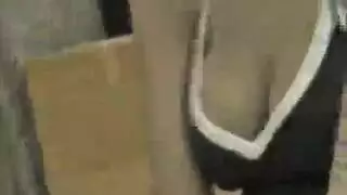 ضعف المتعة: فتاتان تخدم قضيبًا نابضًا