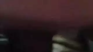 عاهرة صغيرة الحجم تمتلئ بالسائل المنوي من قضيب أسود كبير