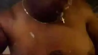 فتاة معصوبة العينين تستمتع بتدليك عميق قبل أن تُمارس معها doggystyle