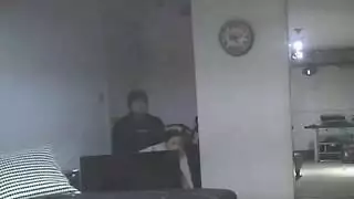 مفاجأة في المنزل: الزوج يلحق زوجته تأخذ زب كبير