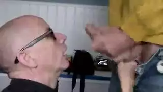 ناسي هيفا تفتح ساقيها للكاميرا