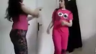 من رقص مثير إلى علاقة جنسية جماعية صريحة