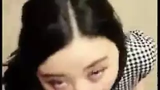 صديقة مراهقة لا تستطيع الانتظار، تتباهى بثدييها في صالة رياضية عامة