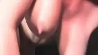 مؤخرة كبيرة وثدي ضخم في مشهد جنسي عنيف