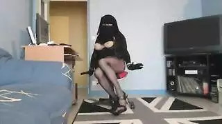 البنة تطلب من أبيها أن يريها قضيبه