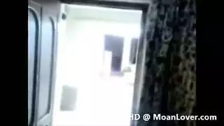 أثداء طبيعية ضخمة تهتز أثناء وضعية الكلب المكثفة