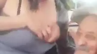 عجوز قذر يلتهم أثداء مراهقة مثالية في مقطع إباحي