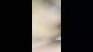 شقراء تأخذ قطار من القضبان في الفناء الخلفي