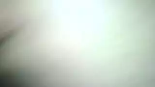 مشهد إباحي: قضيب سميك يشق شفتيها ويغوص عميقًا